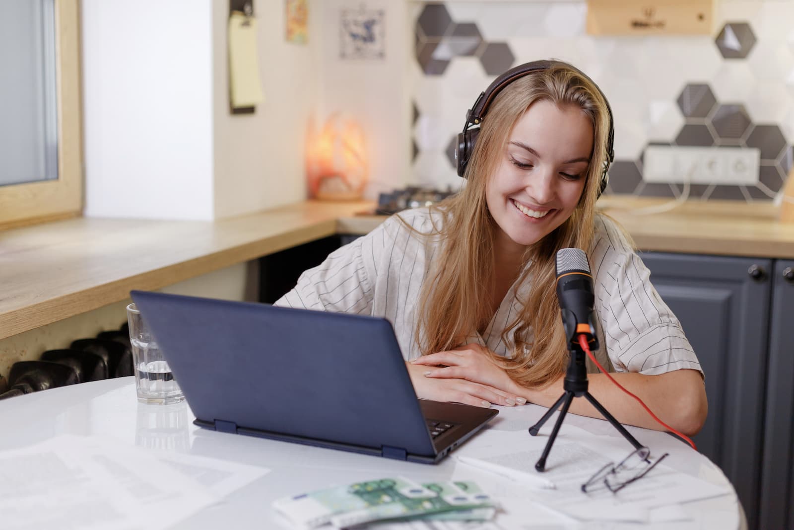 mujer rubia con auriculares aprendiendo en linea