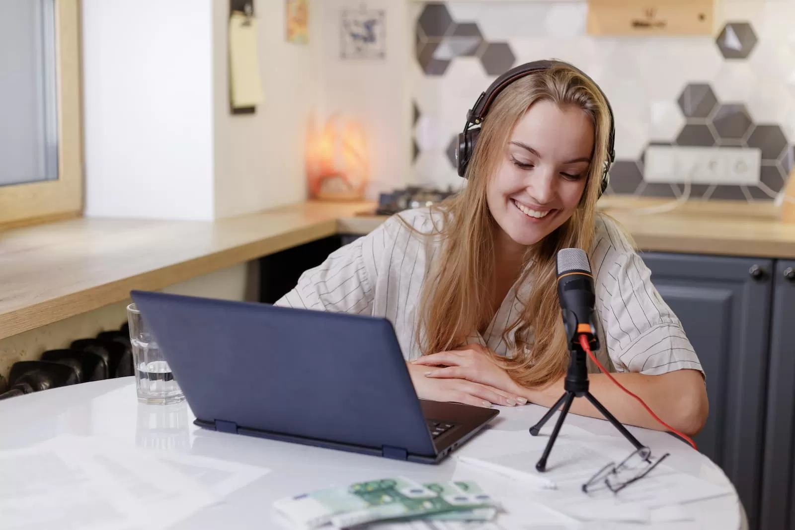 mujer rubia con auriculares aprendiendo en linea
