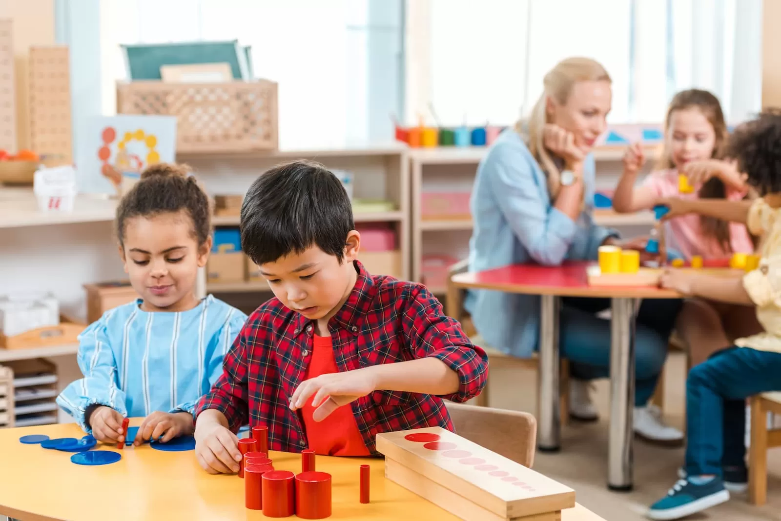niños jugando en el aula montessori