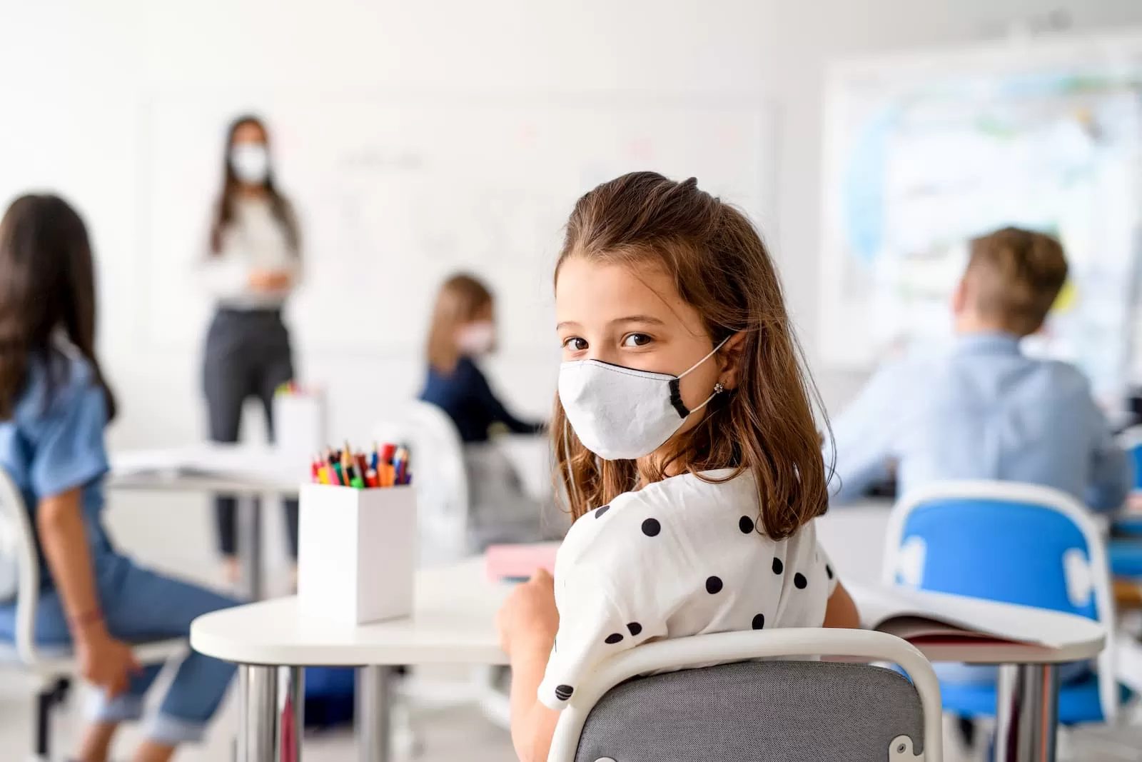 nina joven escuela mascarilla vuelta al colegio