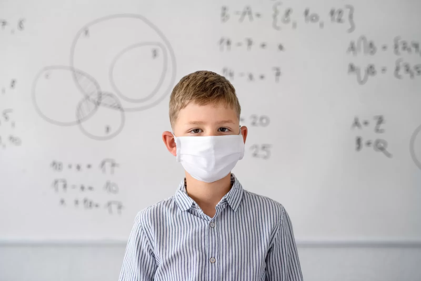 nino alumno joven escuela mascarilla vuelta al colegio