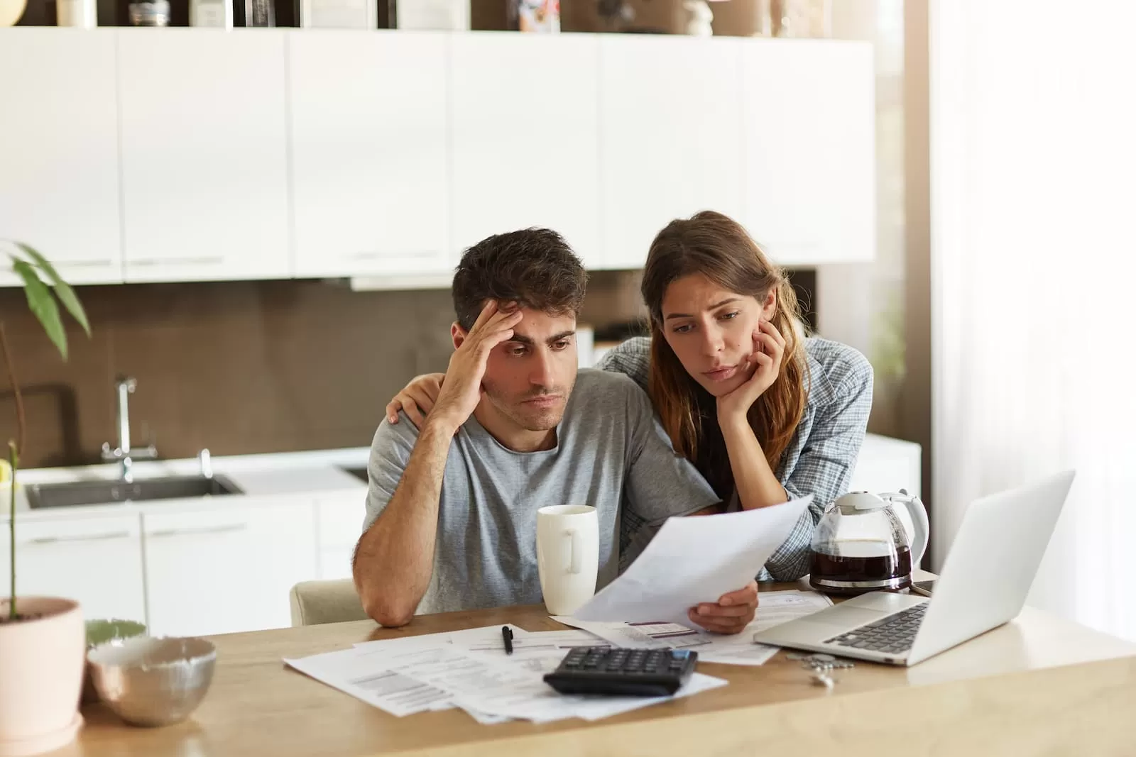 pareja triste intentando ahorrar dinero