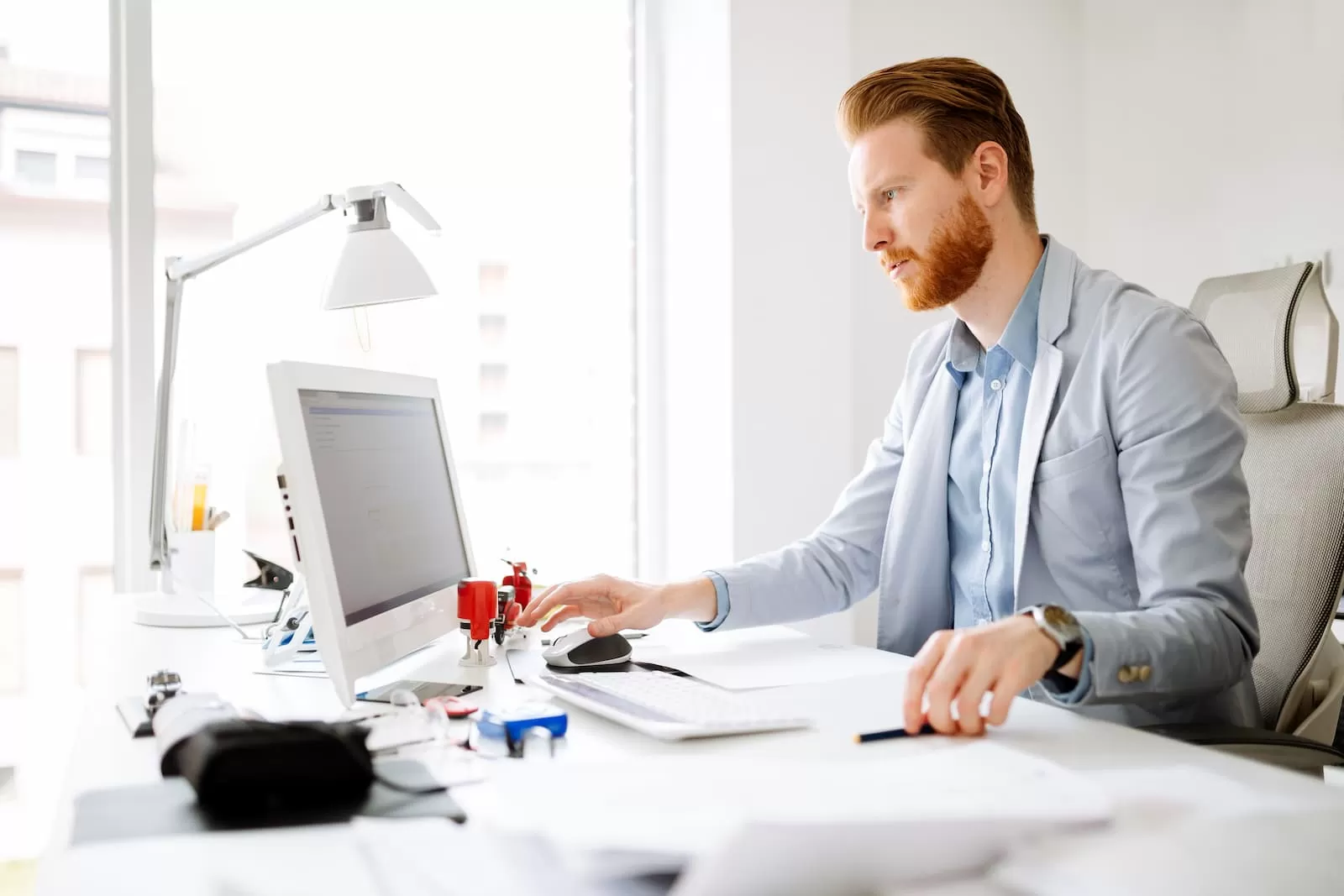 persona de negocios que trabaja en el ordenador