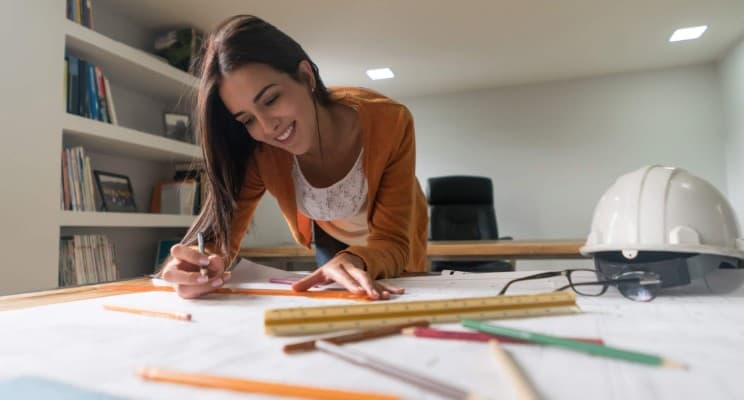 profesional dibuja sobre mesa estudiar diseno de interior