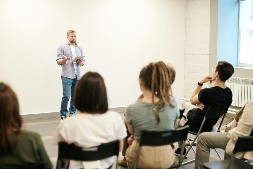 Profesor da clase frente a sus alumnos