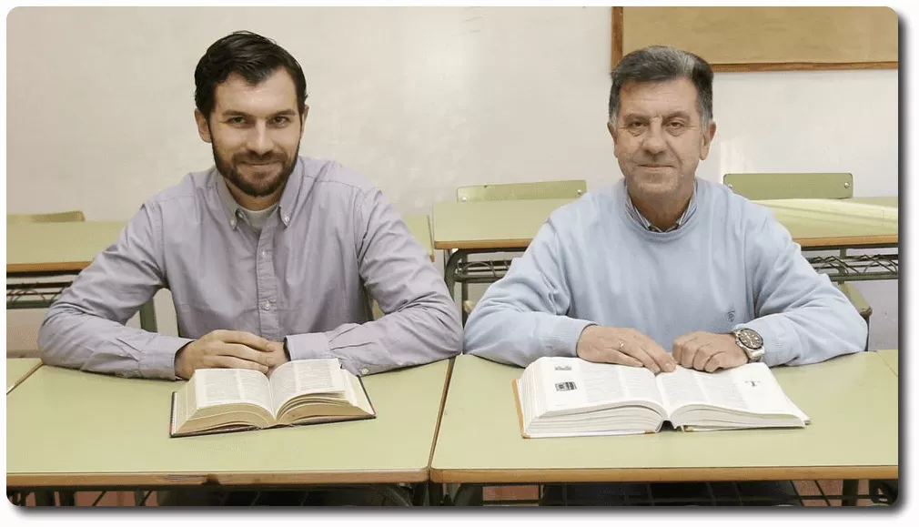 profesor y padres ambos educadores