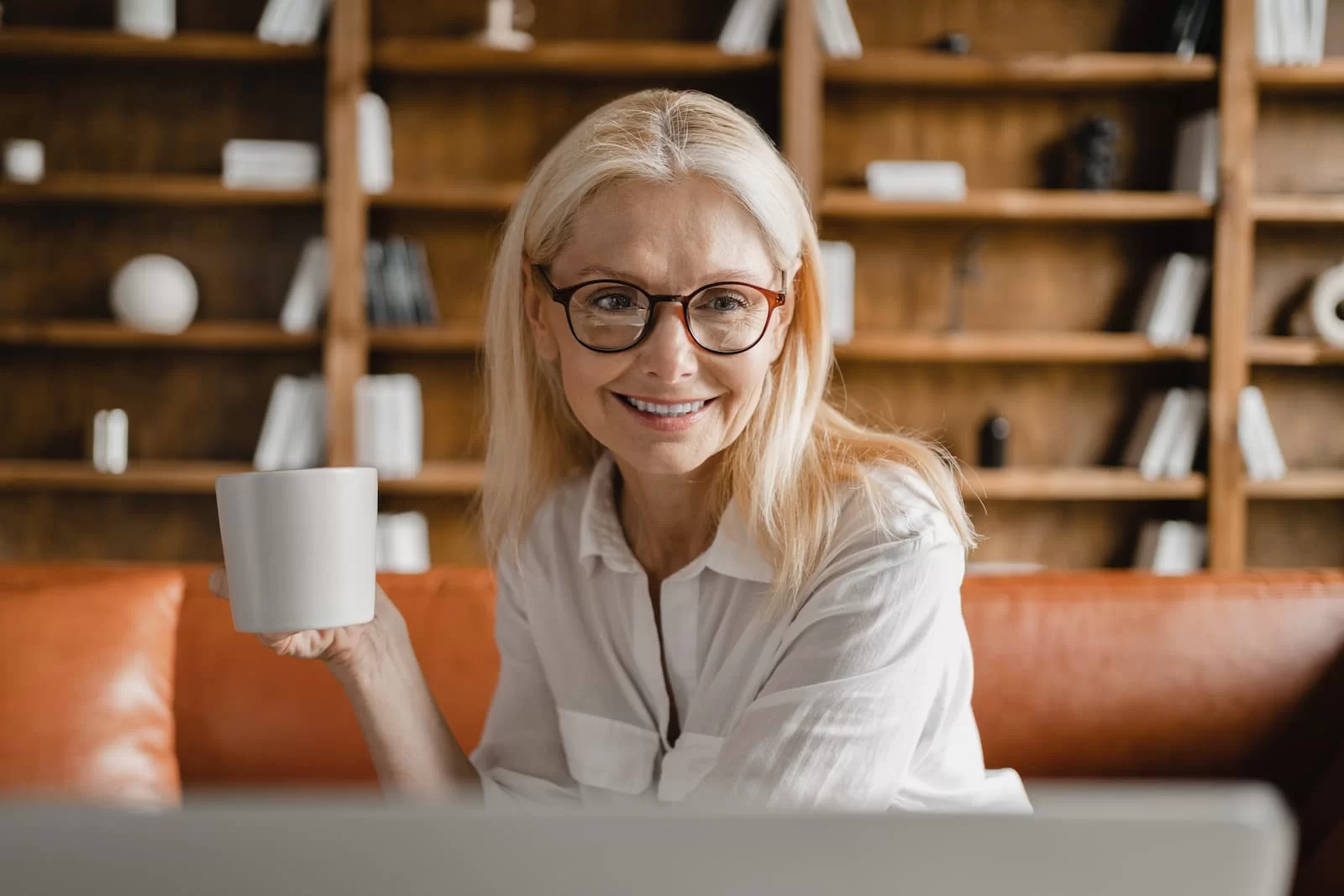 profesora imparte clase online de master