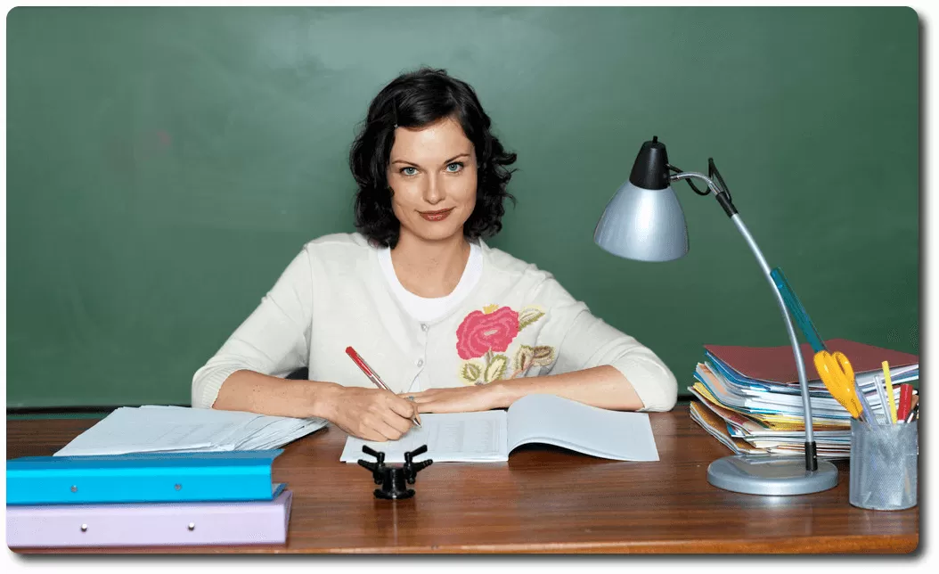 profesora preparando sus clases