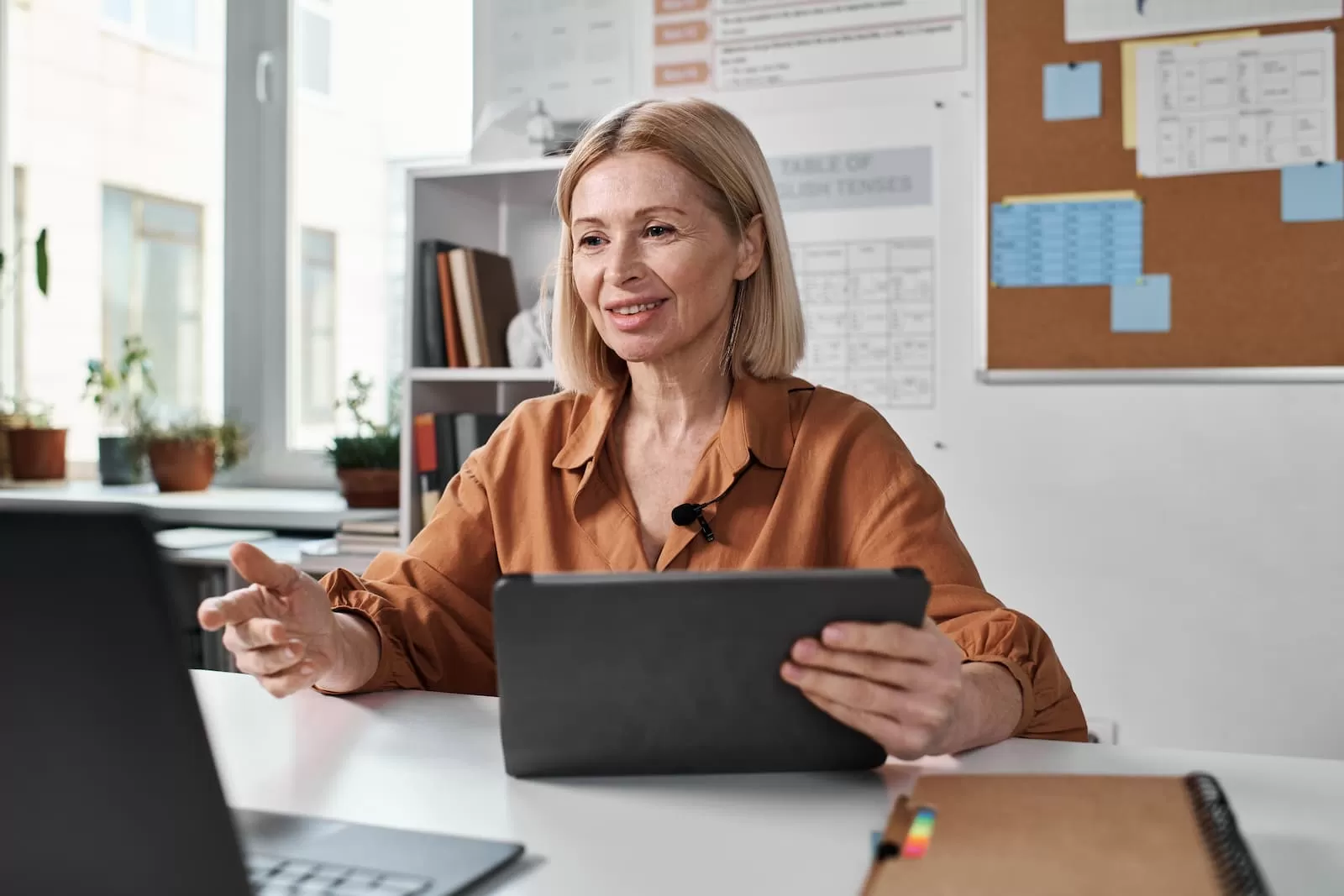 profesora usando un portátil para enseñar online