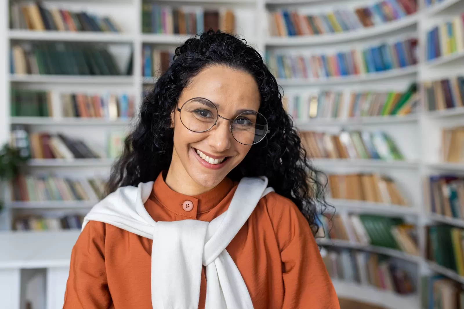 retrato de joven y bella estudiante dentro de la biblioteca