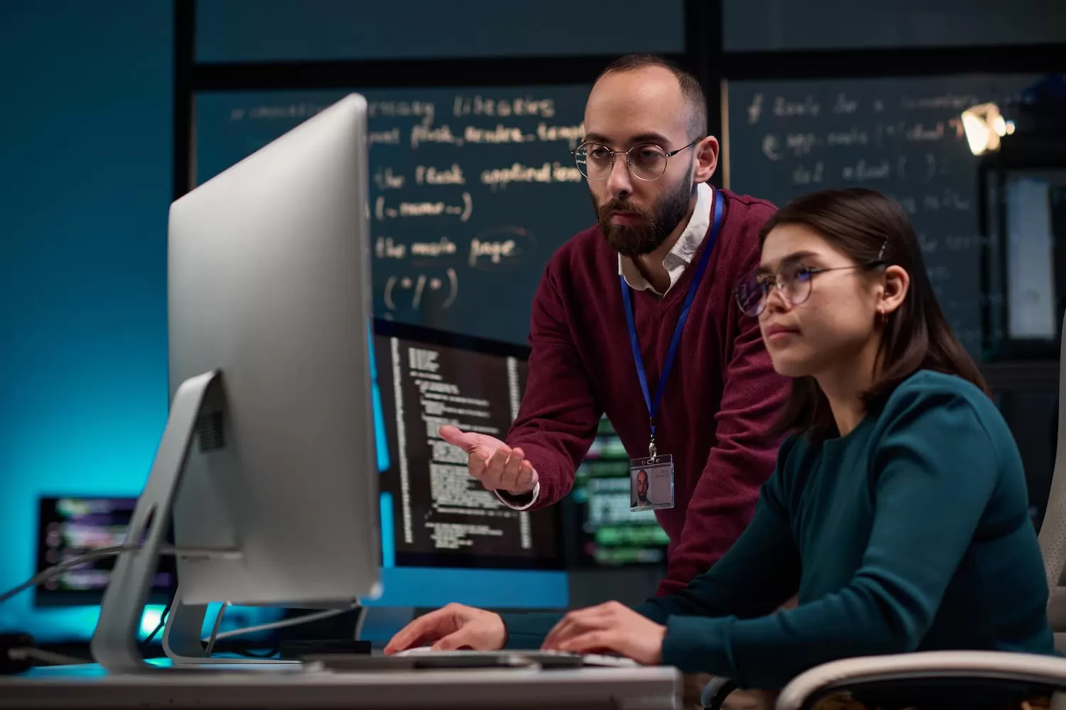 supervisor it junto a joven programador