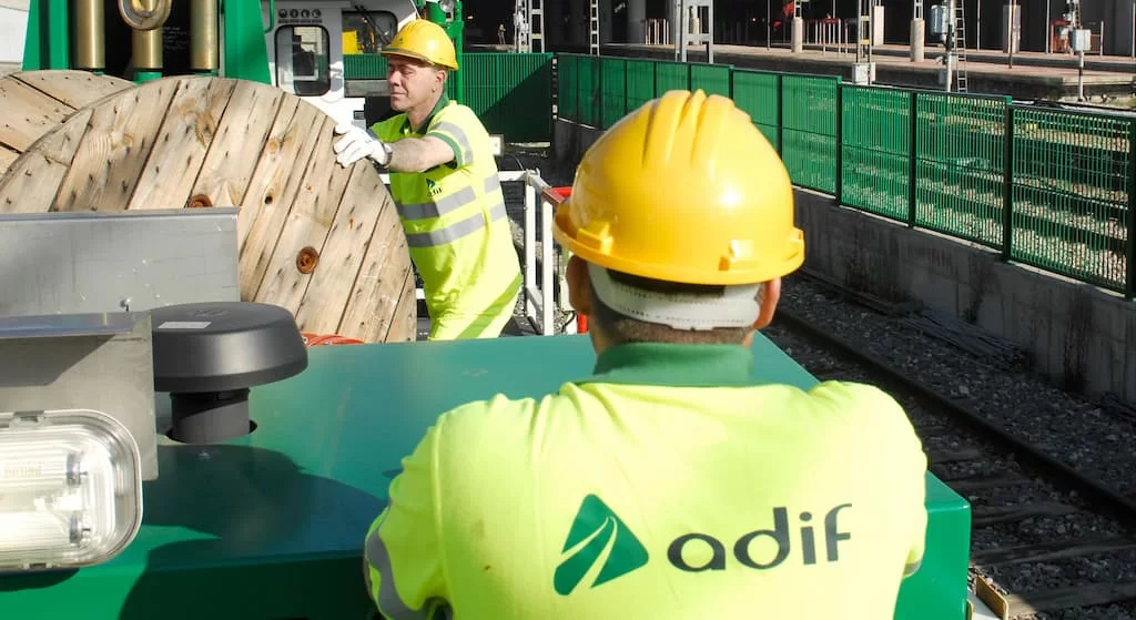 trabajadores de adif en su jornada laboral