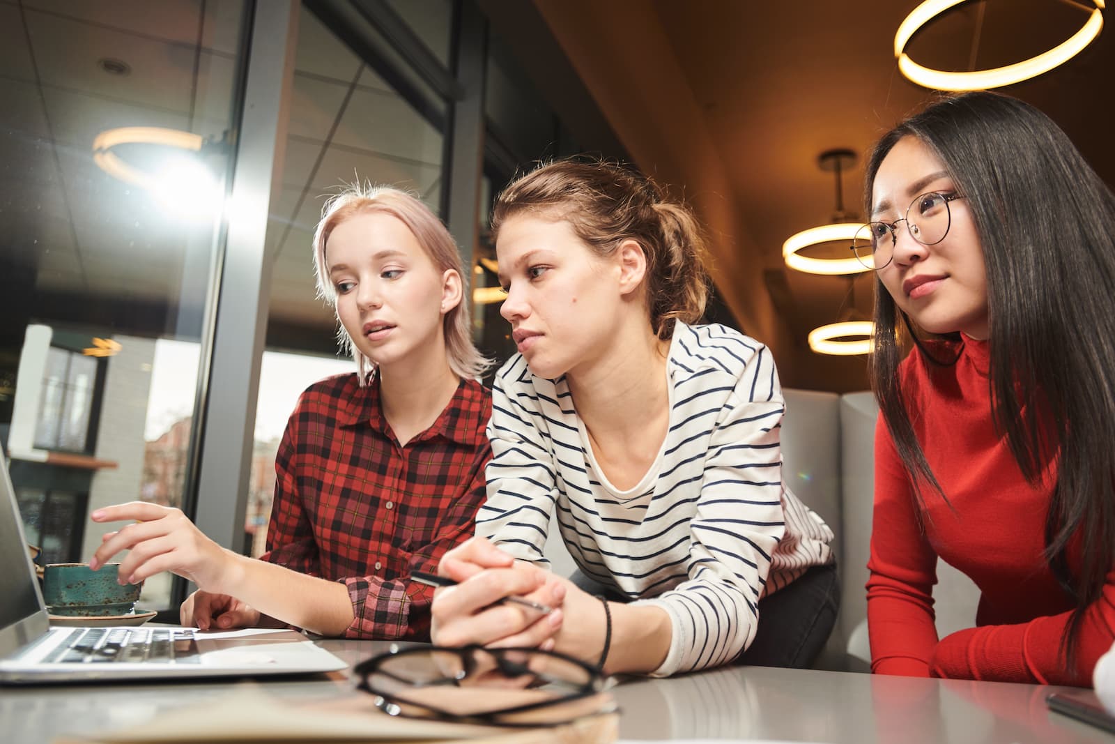tres chicas jovenes estudiando online