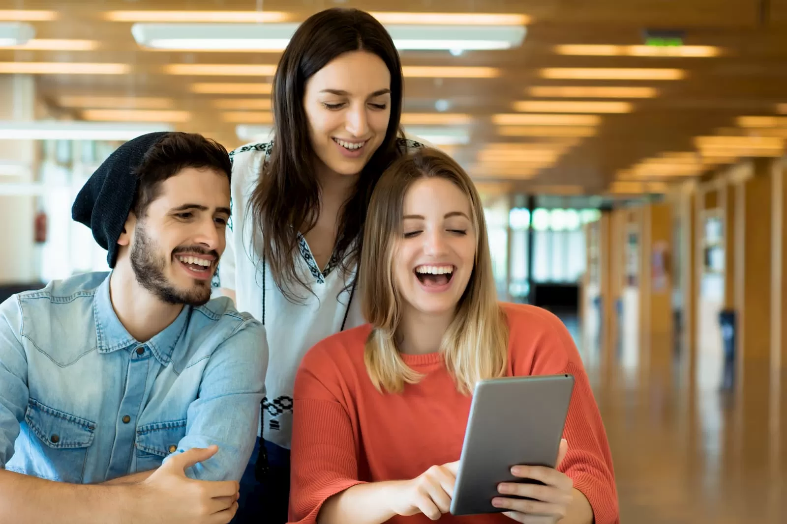 tres estudiantes de academia de portugues conversan sentados en un parque