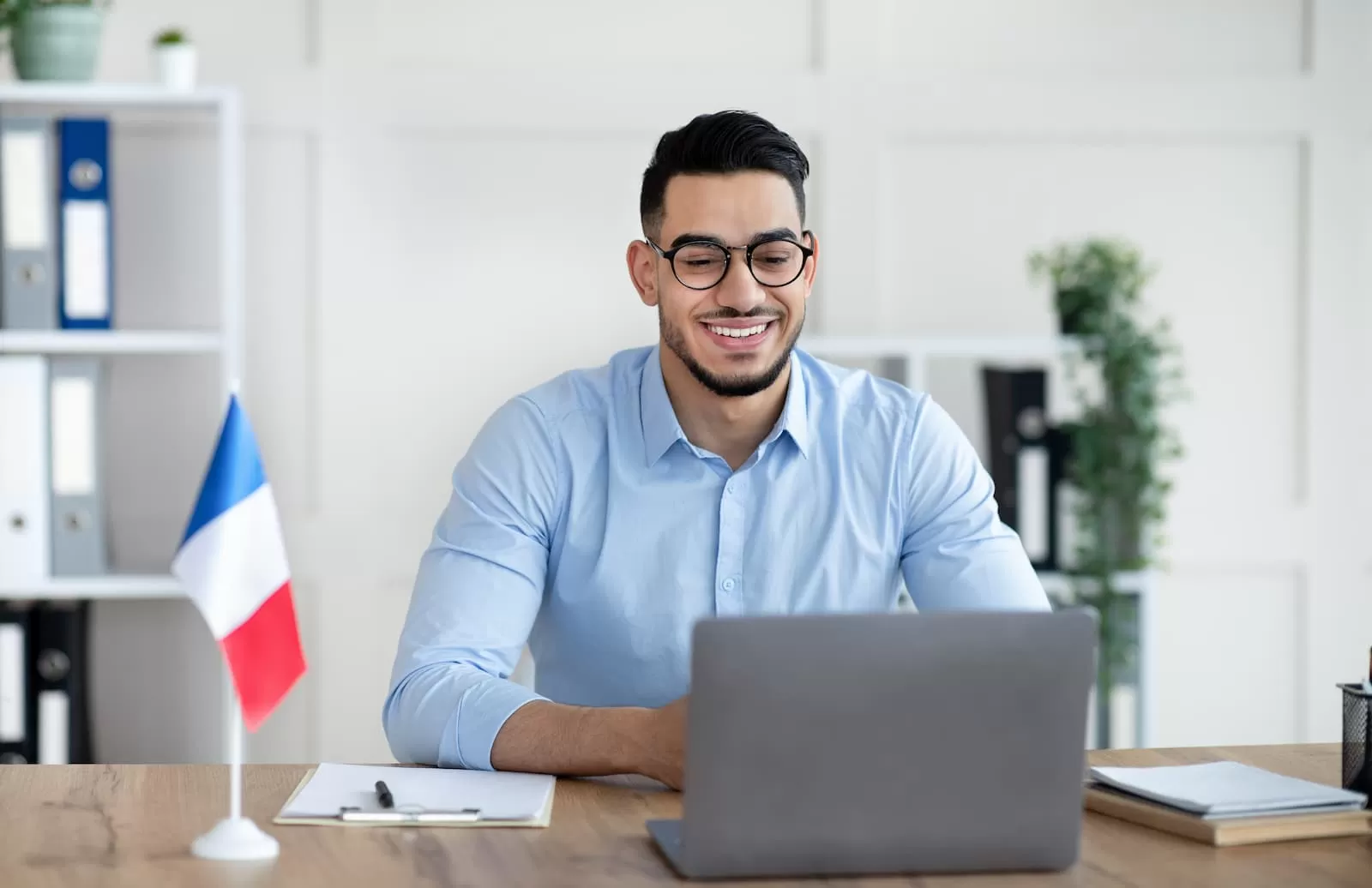 tutoria online de idiomas extranjeros alegre profesor arabe dando clase de frances