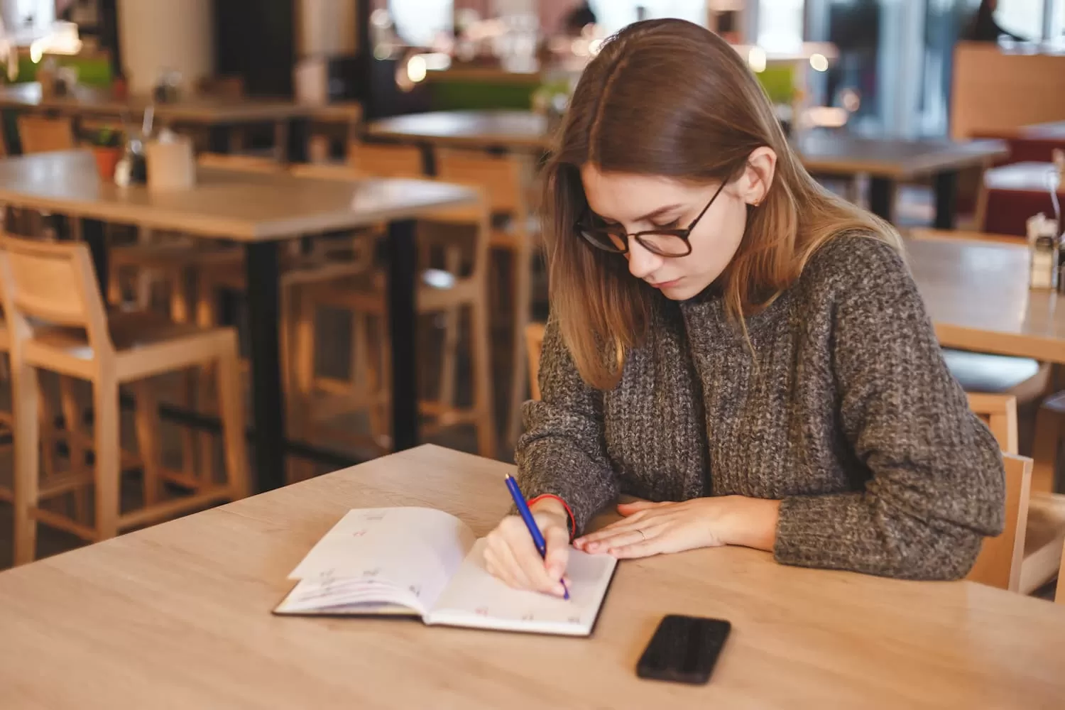 chica joven estudiando para oposiciones