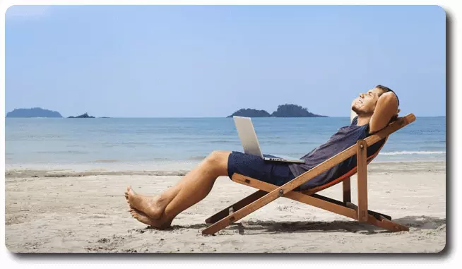 Autónomo trabajando en la playa