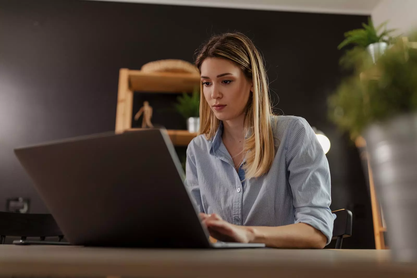 chica joven y rubia estudiando en su portatil un curso online
