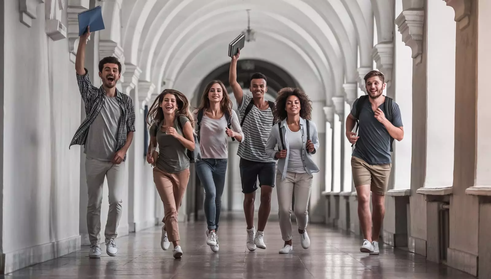 estudiantes salen alegres de clase