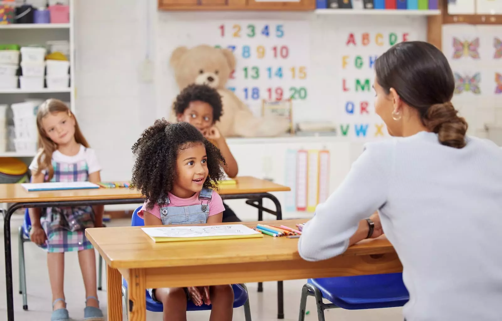 foto de una mujer joven enseñando a una clase de niños en edad preescolar