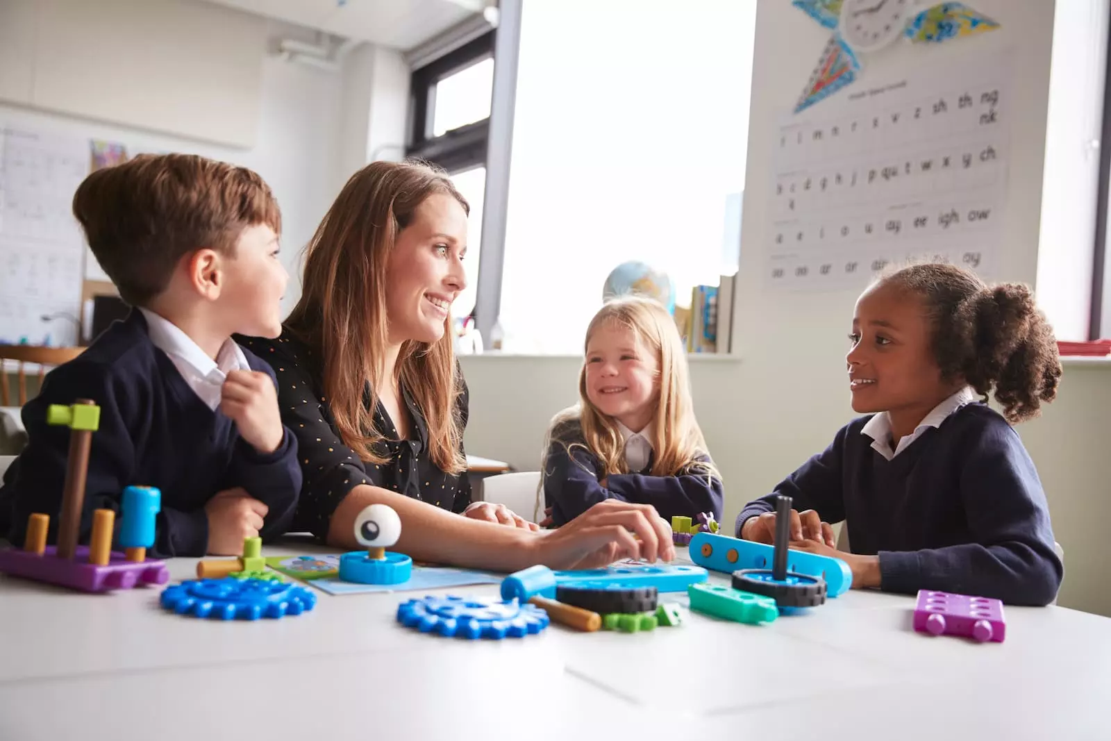 metodo montessori niños jugando en la escuela con profesora