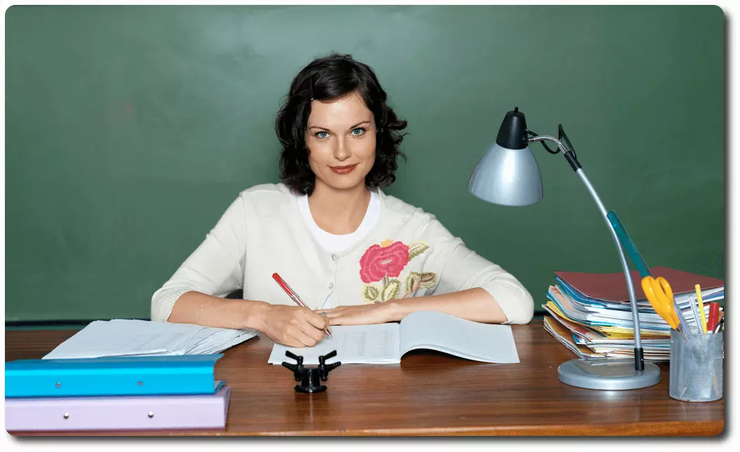 profesora preparando sus clases