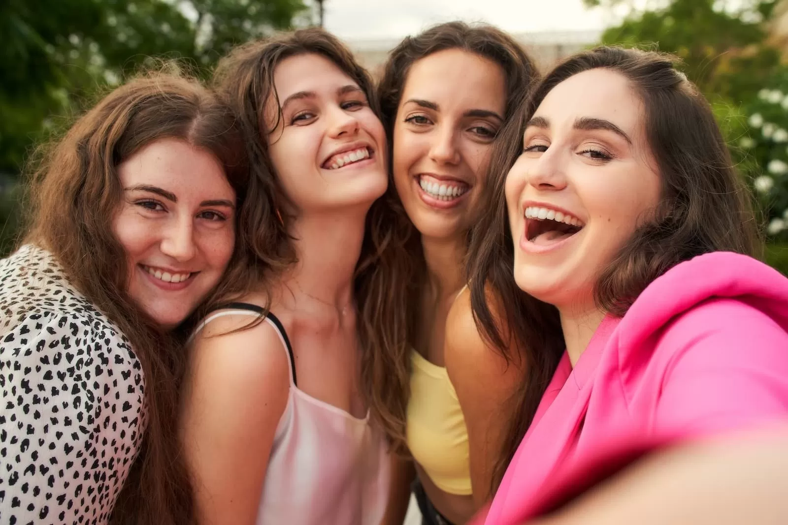 4 chicas contentas sonrien 