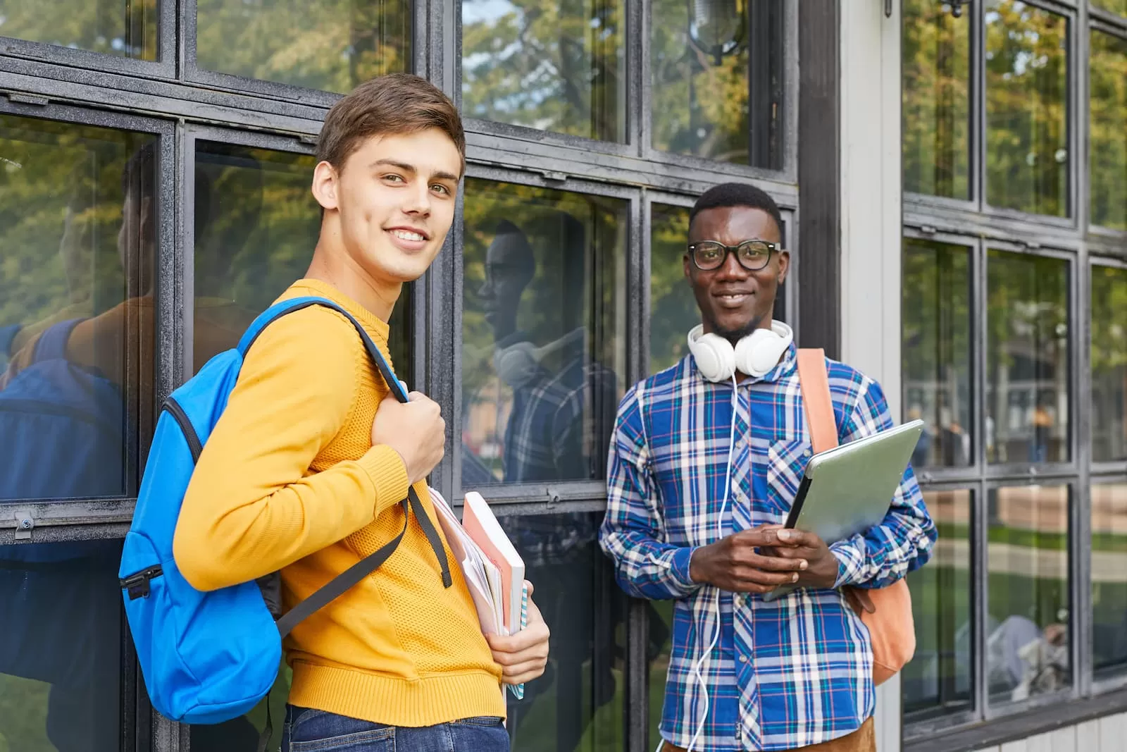 jovenes estudiantes preparando bachiller