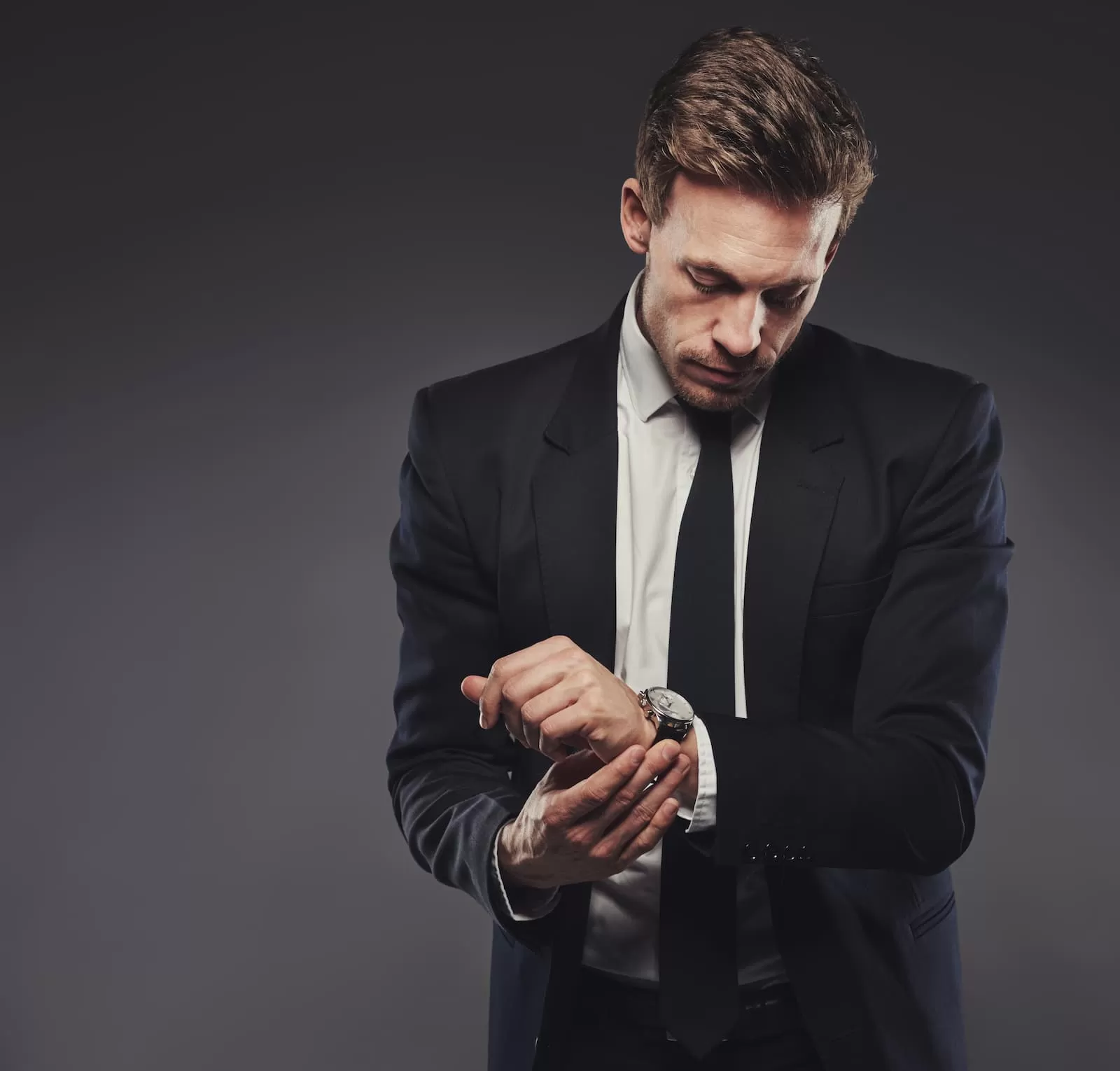 persona con traje y relog coaching de profesion