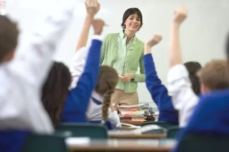 Profesora impartiendo una clase con actitud positiva